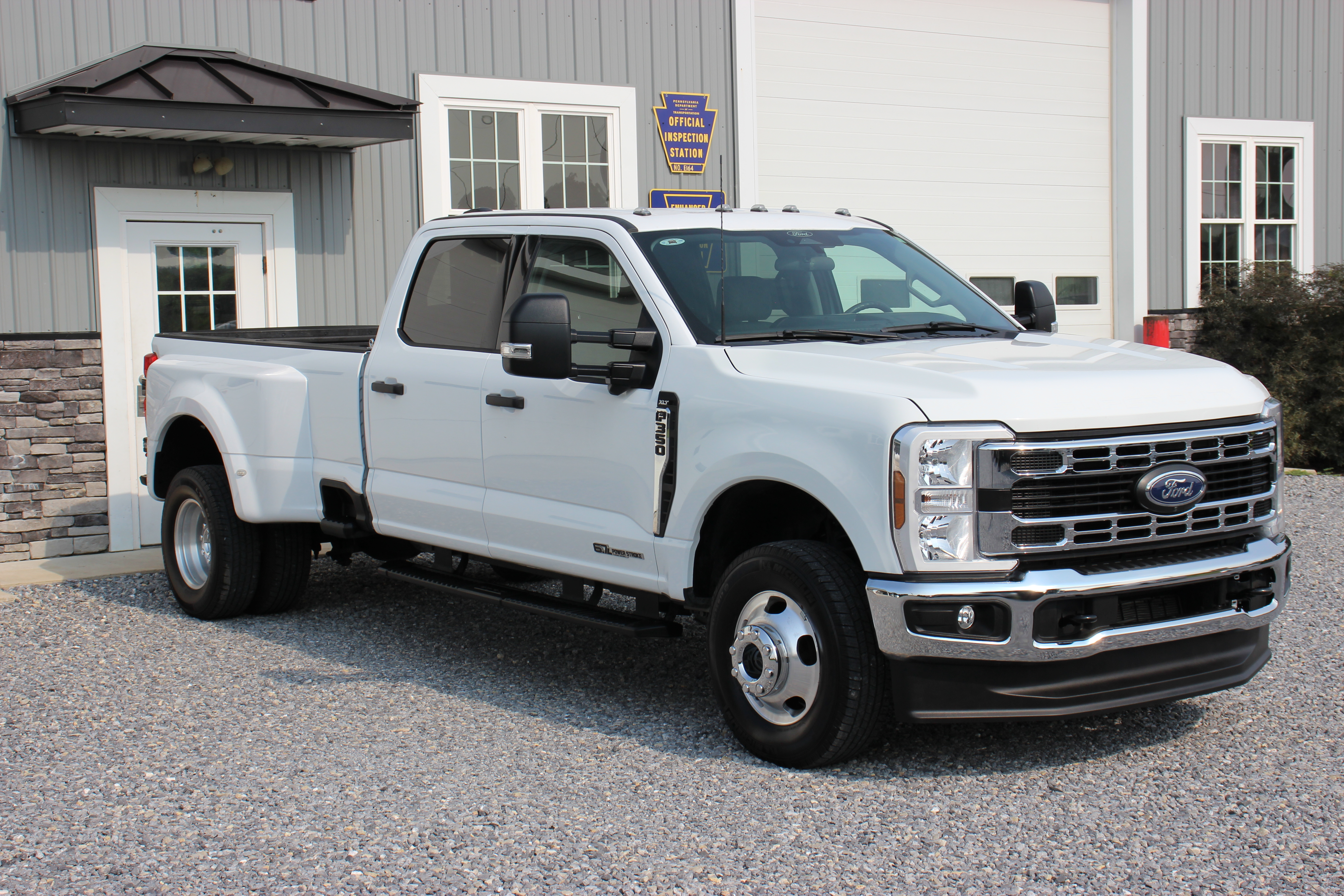 Used 2024 Ford F350 4x4 Crew Cab DRW Super Duty image 1