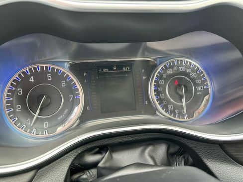 Used 2015 Chrysler 200 Limited image 9