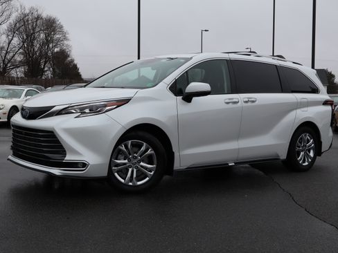 Used 2024 Toyota Sienna Platinum image 2