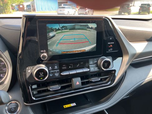 Used 2023 Toyota Highlander FWD XLE Hybrid image 5