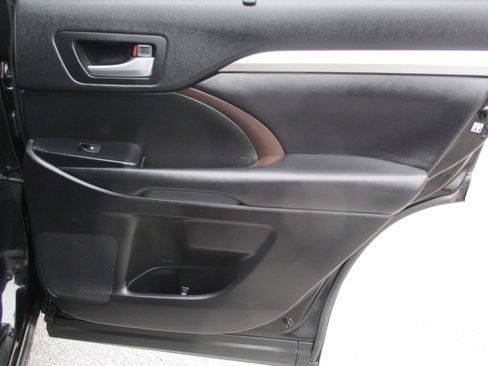 Used 2018 Toyota Highlander XLE image 30