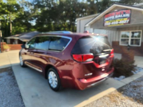 Used 2018 Chrysler Pacifica Touring-L FWD image 8