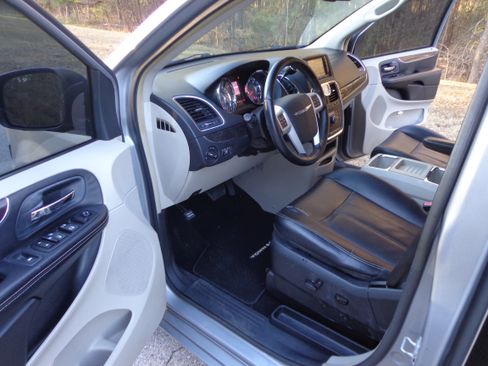 Used 2014 Chrysler Town & Country Touring image 6