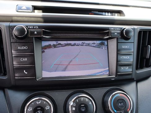 Used 2018 Toyota RAV4 LE FWD image 25