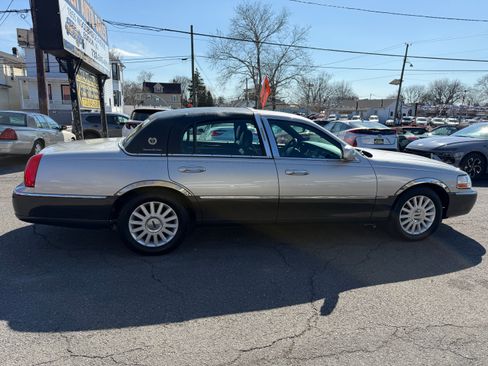 Used 2005 Lincoln Town Car Signature image 24