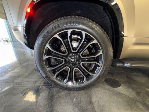 Used 2025 Land Rover Defender 110 OCTA image 41