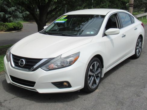 Used 2017 Nissan Altima SR FWD image 2