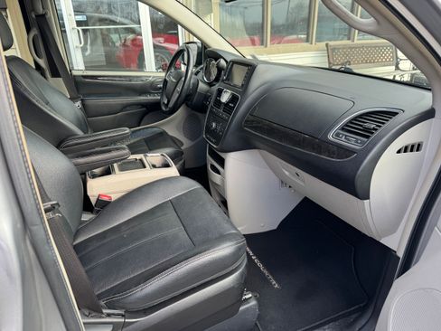 Used 2016 Chrysler Town & Country Touring image 17