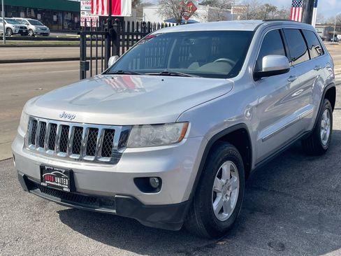Used 2013 Jeep Grand Cherokee Laredo image 2