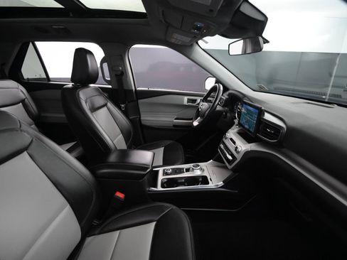 Used 2022 Ford Explorer XLT image 44
