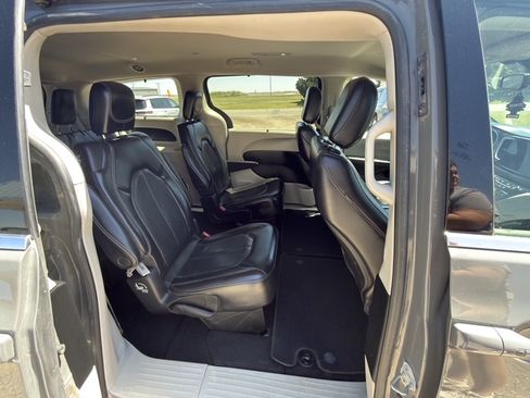 Used 2022 Chrysler Pacifica Touring-L FWD image 10