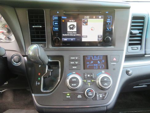 Used 2017 Toyota Sienna SE FWD image 29