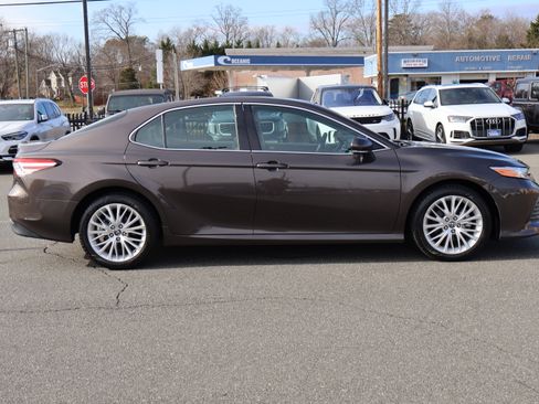 Used 2018 Toyota Camry XLE image 9