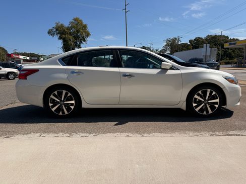 Used 2016 Nissan Altima image 7