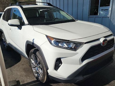 Used 2020 Toyota RAV4 XLE Premium image 4