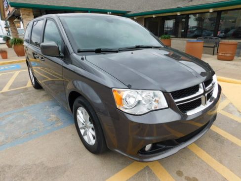 Used 2020 Dodge Grand Caravan SE image 1