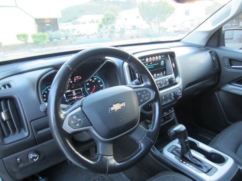 Used 2018 Chevrolet Colorado 2WD Crew Cab LT image 3
