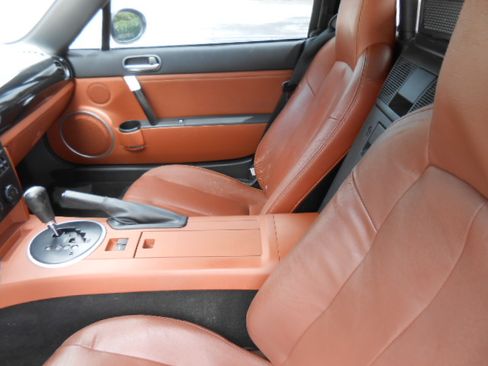 Used 2006 MAZDA MX-5 Miata Grand Touring RWD image 11