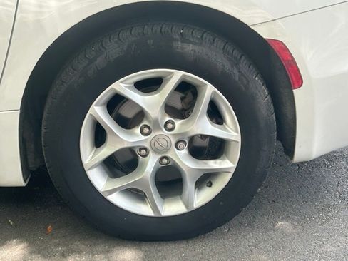 Used 2019 Chrysler Pacifica Touring-L Plus FWD image 33