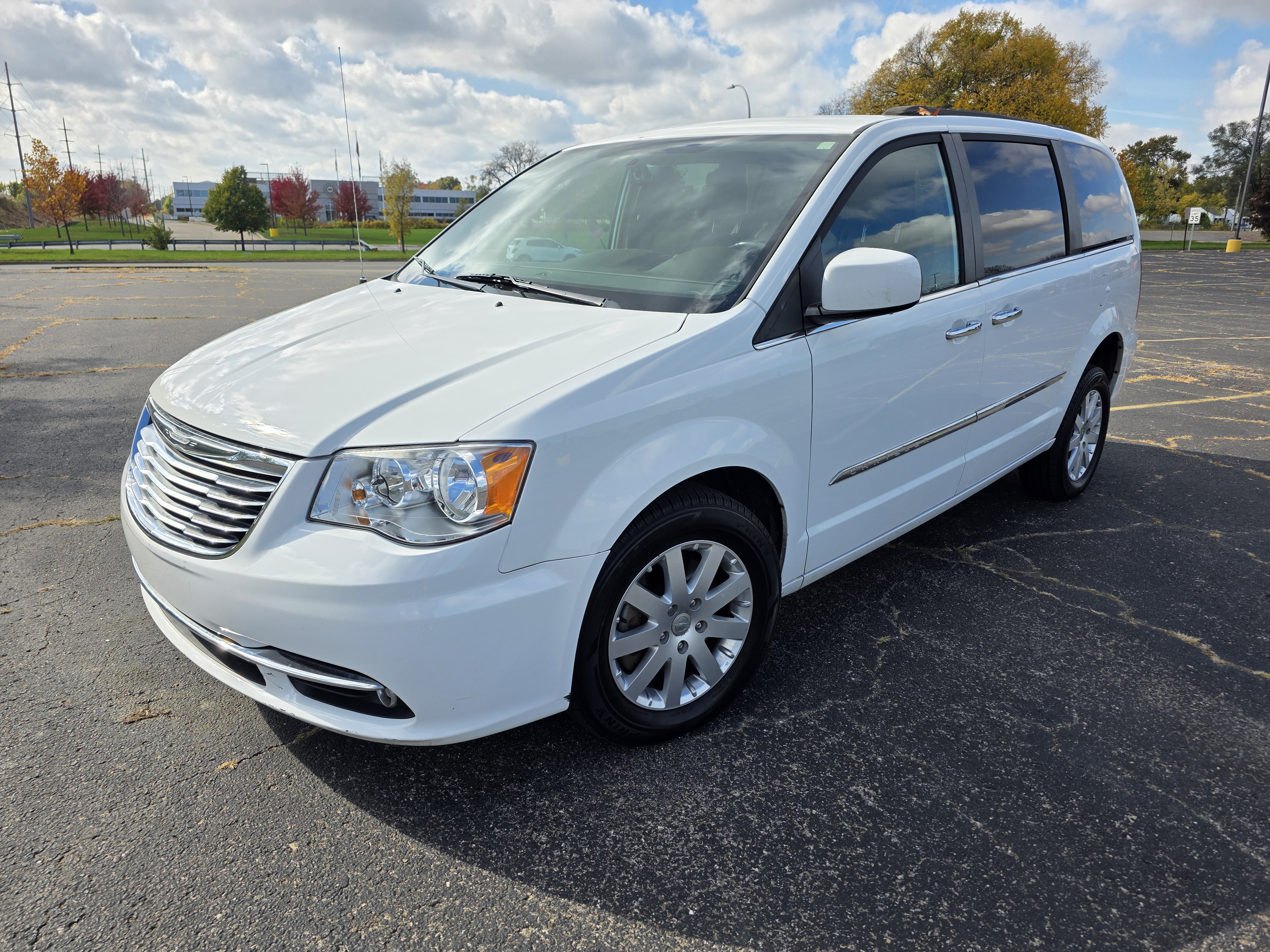 Used 2016 Chrysler Town & Country Touring FWD image 11