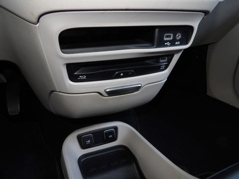 Used 2020 Chrysler Pacifica Touring image 30