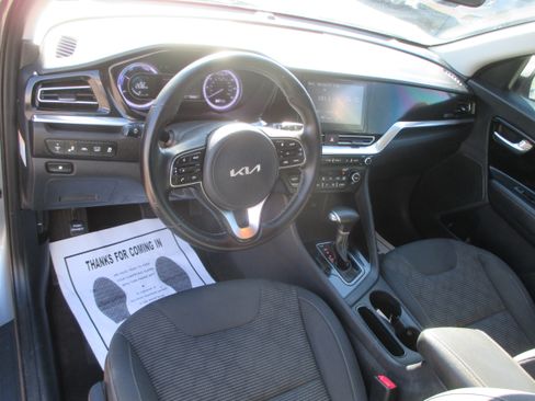 Used 2022 Kia Niro LXS image 8