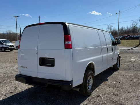 Used 2022 Chevrolet Express 2500 image 3