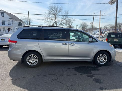 Used 2011 Toyota Sienna XLE image 27