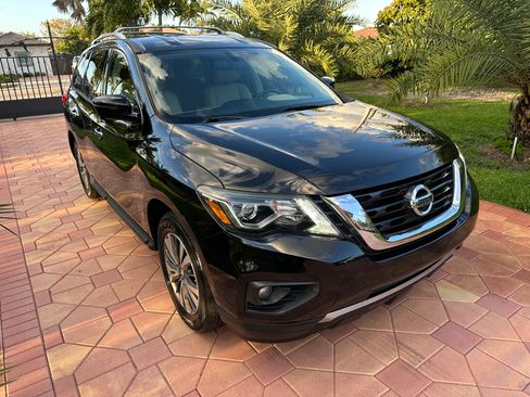 Used 2017 Nissan Pathfinder SL image 3