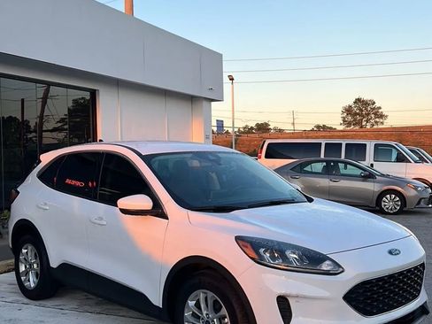 Used 2021 Ford Escape SE image 3