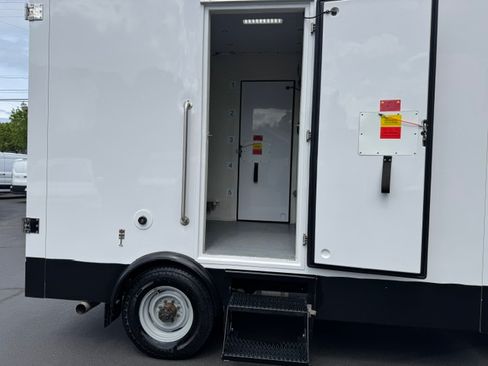 Used 2023 Ford E-350 and Econoline 350 Super Duty RWD image 6