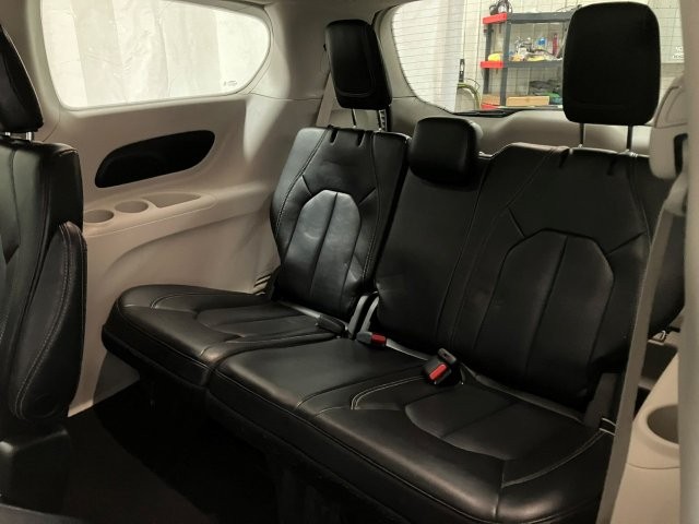 Used 2023 Chrysler Pacifica Touring-L FWD image 18