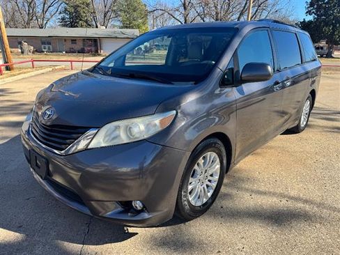 Used 2014 Toyota Sienna XLE image 1