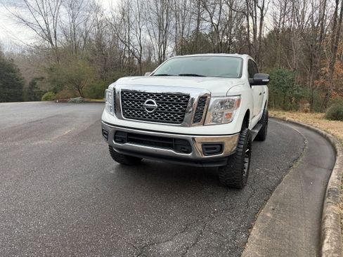 Used 2018 Nissan Titan SV image 6