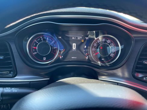 Used 2015 Dodge Challenger SXT image 8