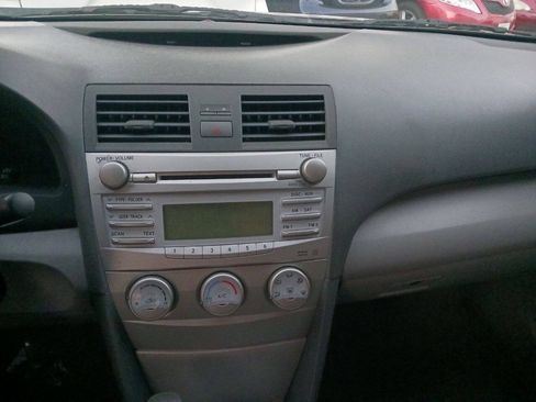 Used 2011 Toyota Camry LE image 12