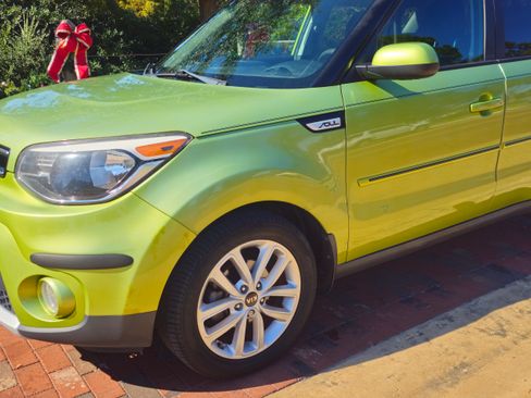 Used 2017 Kia Soul + image 4