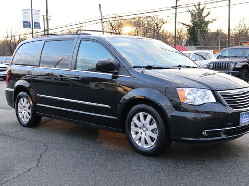 Used 2016 Chrysler Town & Country Touring image 10