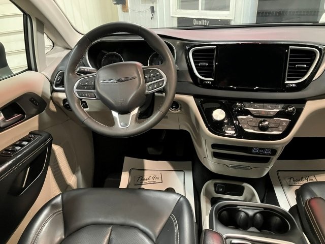 Used 2023 Chrysler Pacifica Touring-L FWD image 21