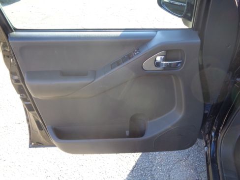 Used 2011 Nissan Frontier PRO-4X image 23