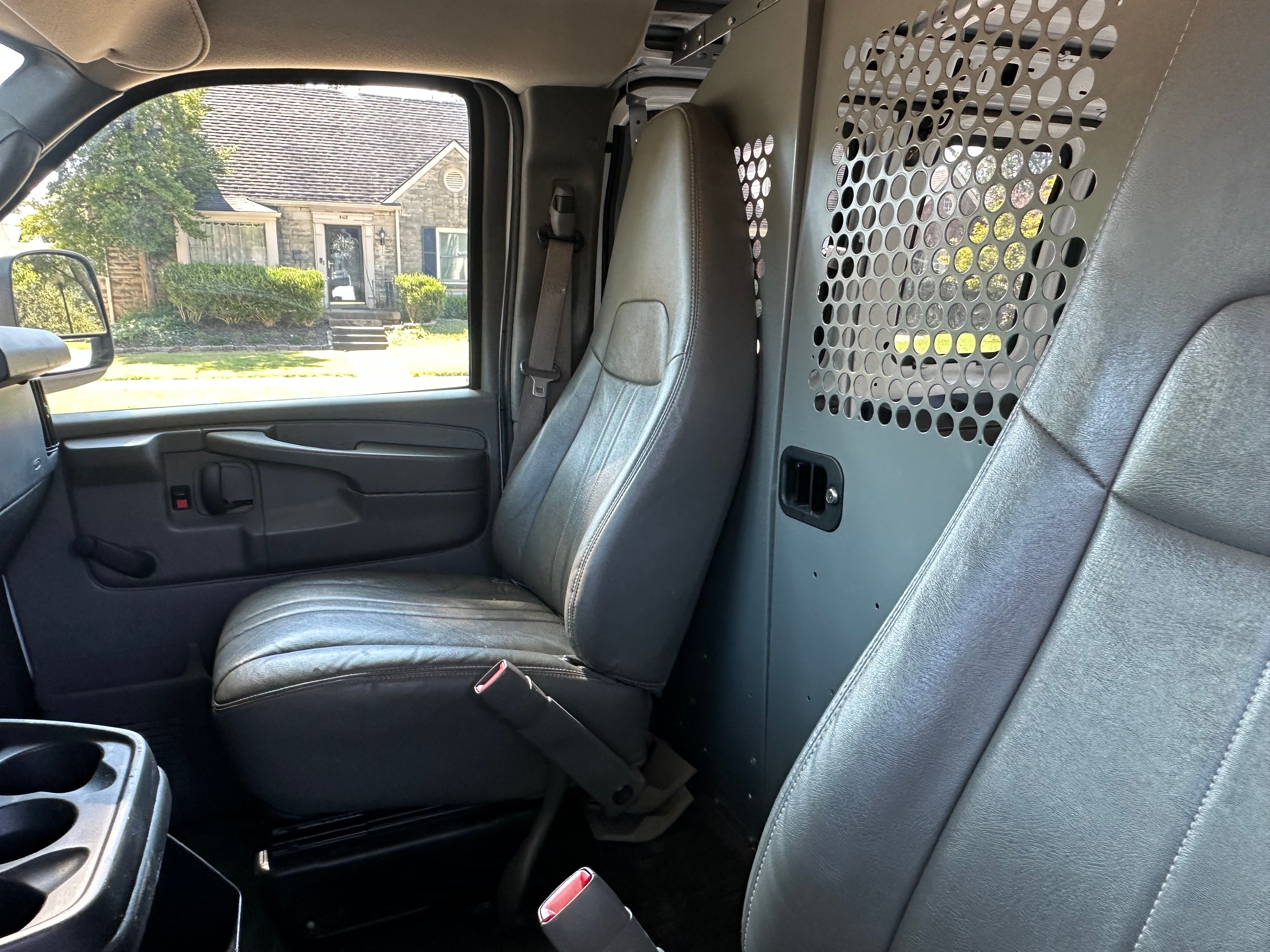 Used 2010 Chevrolet Express 2500 RWD image 5
