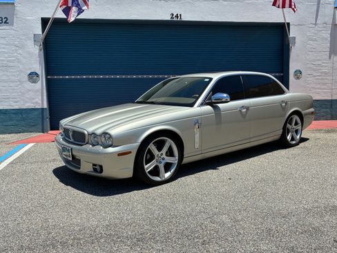 Used 2009 Jaguar XJ Vanden Plas RWD image 2