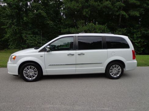 Used 2014 Chrysler Town & Country w/ 25th Anniversary Edition FWD image 2