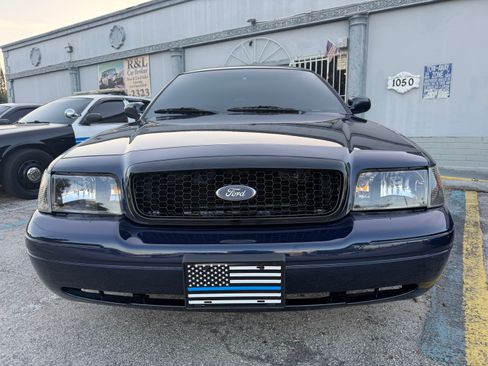 Used 2006 Ford Crown Victoria Police Interceptor image 3