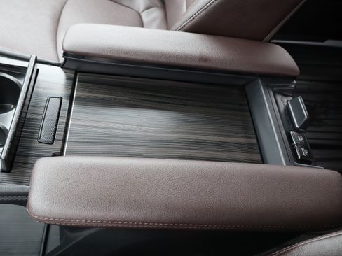 Used 2024 Toyota Sienna Platinum image 34