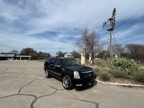 Used 2010 Cadillac Escalade Premium Luxury image 10