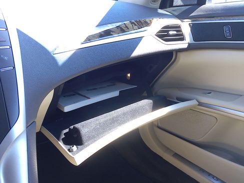 Used 2015 Lincoln MKZ image 18