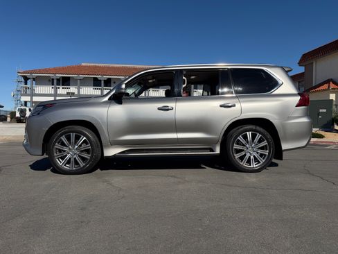Used 2016 Lexus LX 570 image 4