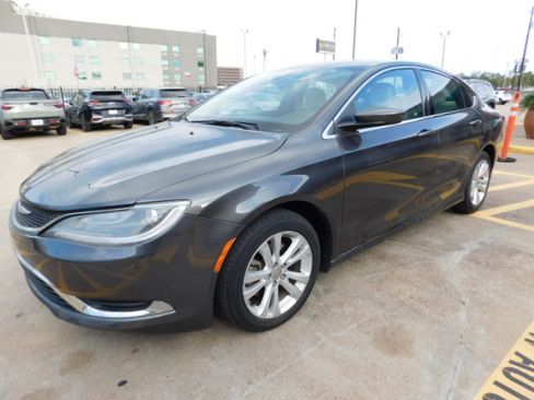 Used 2016 Chrysler 200 Limited image 3