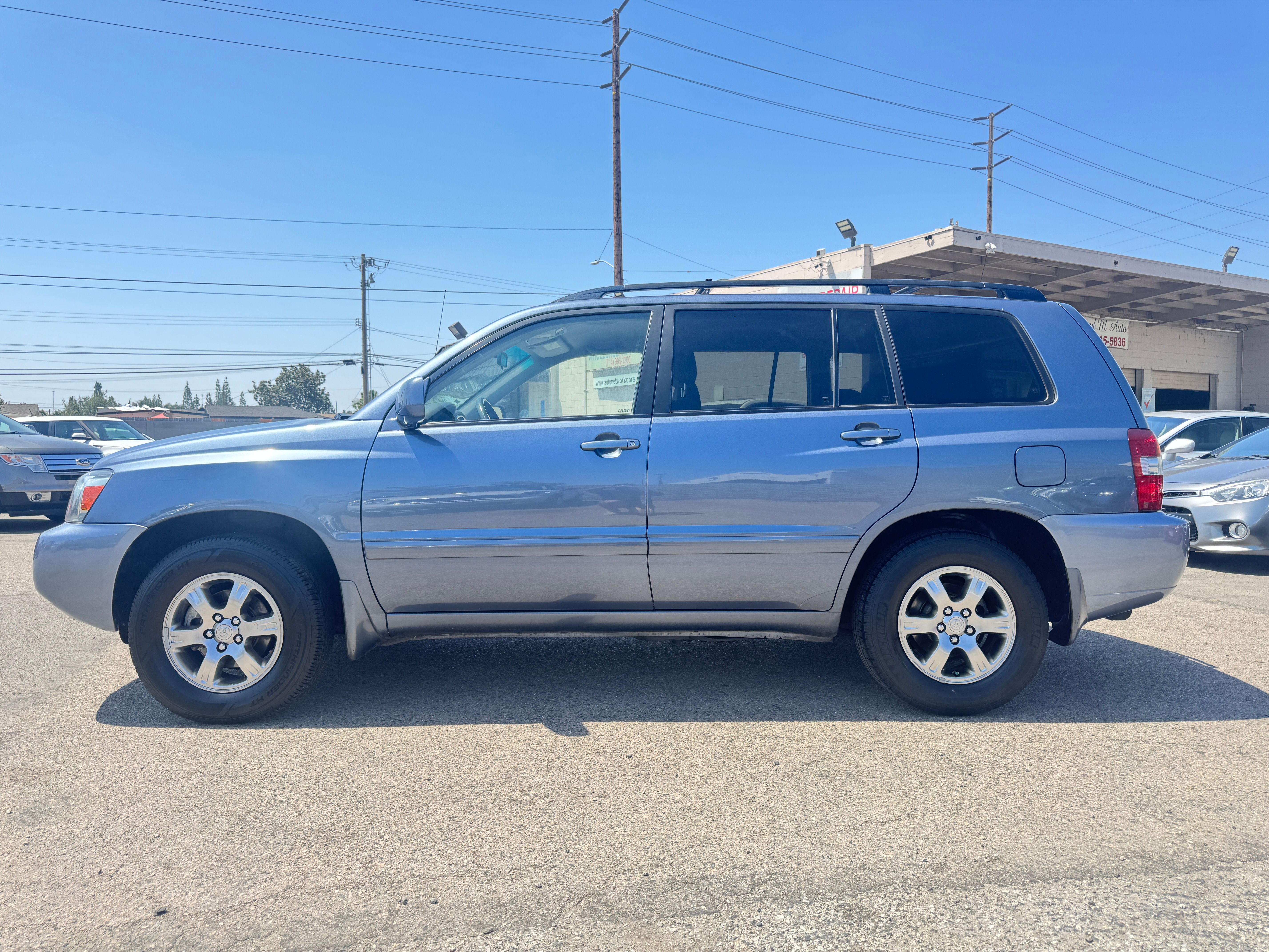 Used 2004 Toyota Highlander w/ 3rd Row FWD image 4